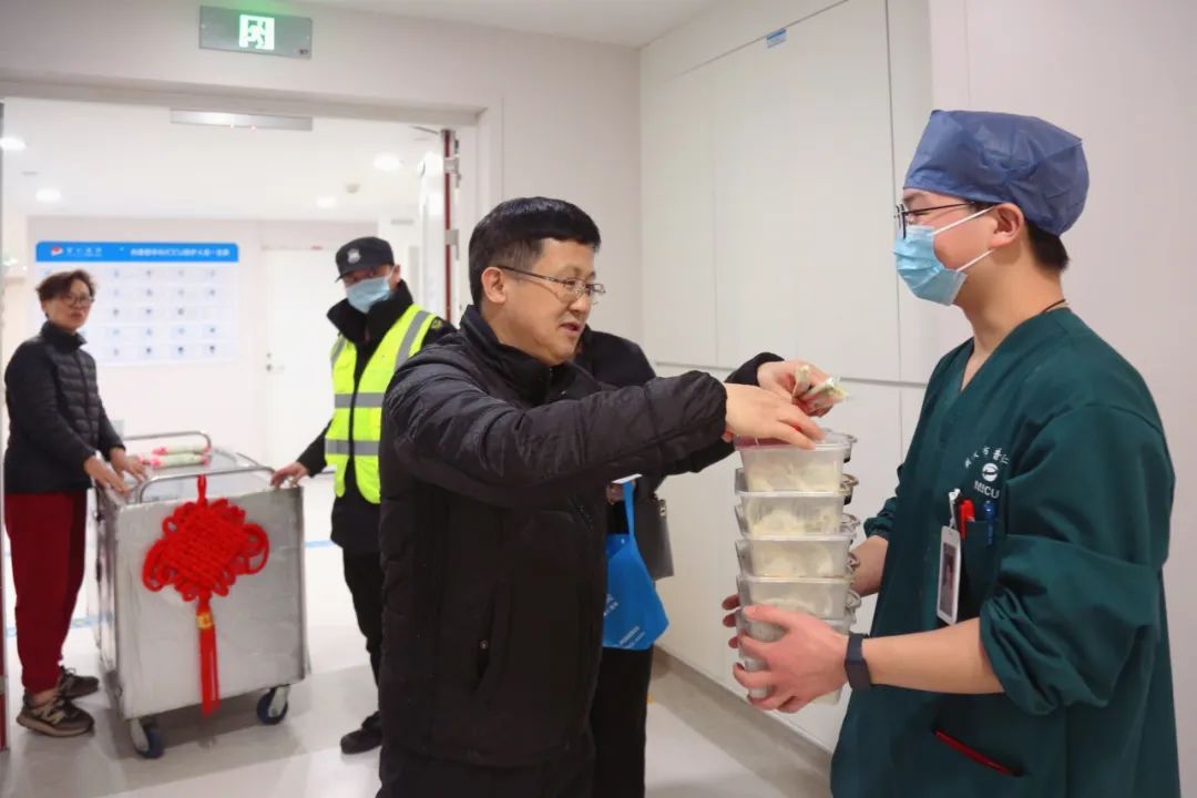 致敬“健康守岁人” | 武汉市普仁医院除夕夜送饺子迎新年