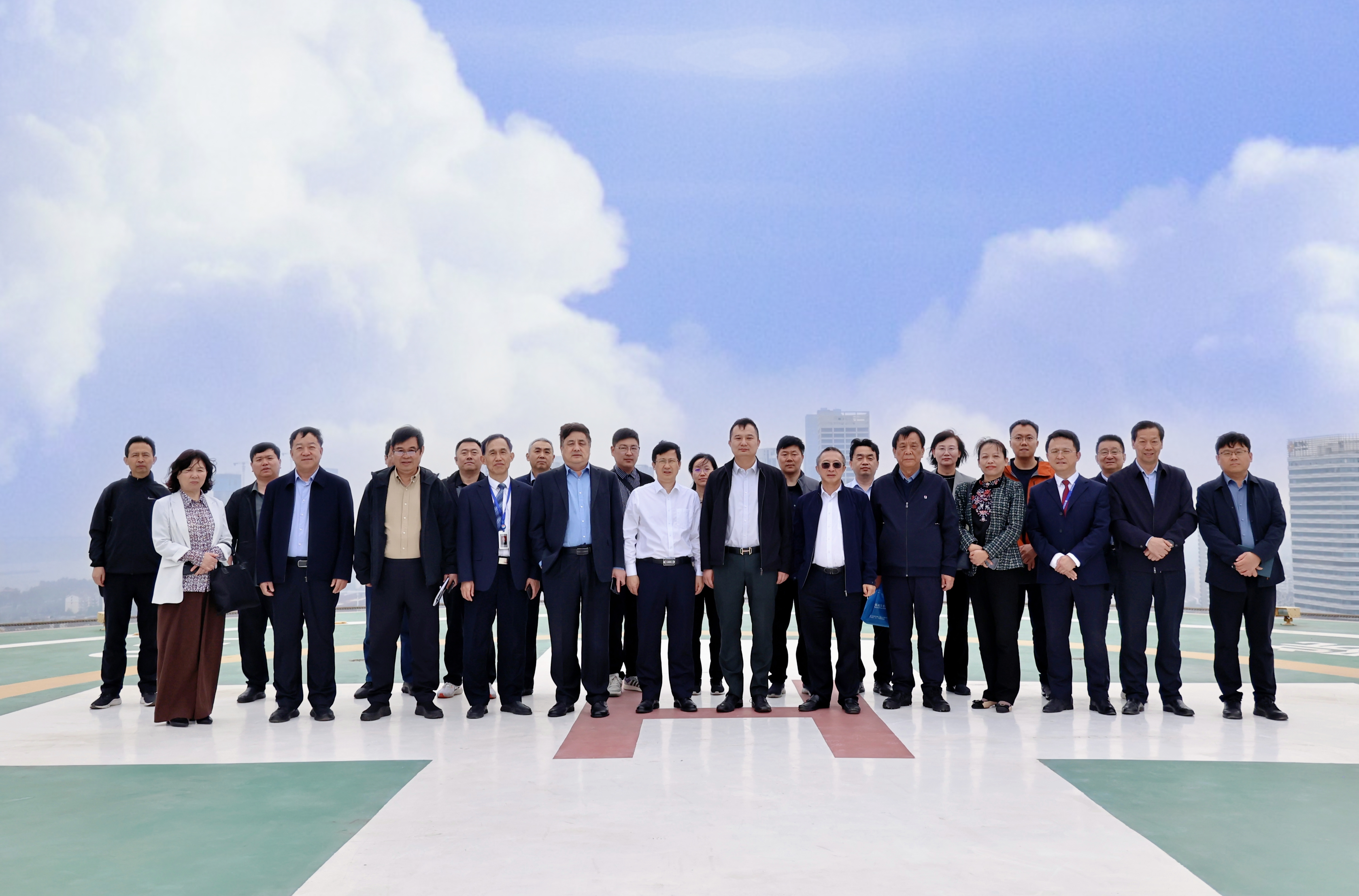 深化交流合作 共绘健康蓝图 —— 濮阳油田总医院理事长赖广豫一行莅临我院共谋发展